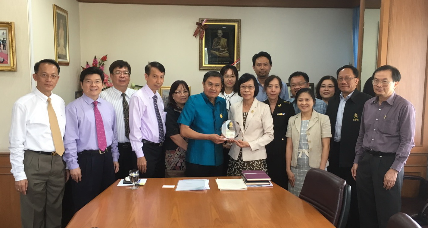 นายกสมาคม กรรมการ และ กรรมการที่ปรึกษาสมาคมเภสัชกรการอุตสาหกรรม เข้าร่วมแสดงความยินดีกับสำนักงานคณะกรรมการอาหารและยา ที่ได้รับรองเป็นสมาชิก PIC/S